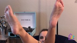 'Asian Stepsis Shows Her Cute Feet And Toes' screenshot nº 9