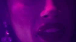 Captura de 'Under Her Wing' nº 2