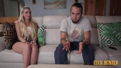 Captura de 'Gorgeous blonde MILF Kensie Snow, moans as huge black bull pounds her pussy while husband watches defeated' nº 12
