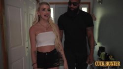 Captura de 'Gorgeous blonde MILF Kensie Snow, moans as huge black bull pounds her pussy while husband watches defeated' nº 20