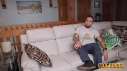 Captura de 'Gorgeous blonde MILF Kensie Snow, moans as huge black bull pounds her pussy while husband watches defeated' nº 21