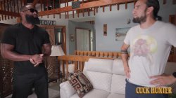 Captura de 'Gorgeous blonde MILF Kensie Snow, moans as huge black bull pounds her pussy while husband watches defeated' nº 22