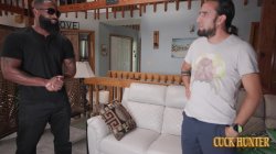 Captura de 'Gorgeous blonde MILF Kensie Snow, moans as huge black bull pounds her pussy while husband watches defeated' nº 23