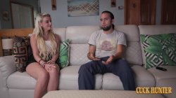 Captura de 'Gorgeous blonde MILF Kensie Snow, moans as huge black bull pounds her pussy while husband watches defeated' nº 4