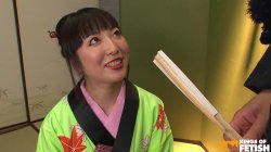 Captura de 'Pretty Kimono Wearing Japanese Girl Gives Blowjob And Gets Mouthful Of Cum' nº 1
