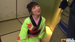 Captura de 'Pretty Kimono Wearing Japanese Girl Gives Blowjob And Gets Mouthful Of Cum' nº 3