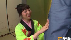 Captura de 'Pretty Kimono Wearing Japanese Girl Gives Blowjob And Gets Mouthful Of Cum' nº 5