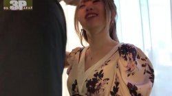 Captura de 'Energetic neighbor wife gets caught in a spontaneous 3P session before she can change her mind' nº 18