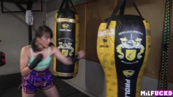 'Boxing babe pins down sexy sparring partner' screenshot nº 11