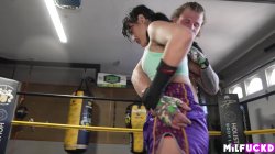 'Boxing babe pins down sexy sparring partner' screenshot nº 14