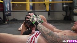 'Boxing babe pins down sexy sparring partner' screenshot nº 18
