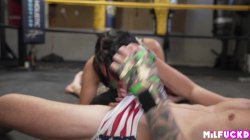 'Boxing babe pins down sexy sparring partner' screenshot nº 19