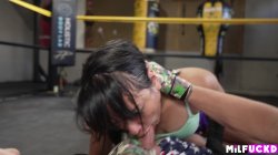 'Boxing babe pins down sexy sparring partner' screenshot nº 20