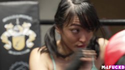 'Boxing babe pins down sexy sparring partner' screenshot nº 2