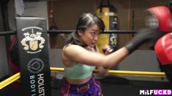 'Boxing babe pins down sexy sparring partner' screenshot nº 7