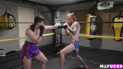 'Boxing babe pins down sexy sparring partner' screenshot nº 8