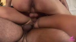 Captura de '3 Cocks 3 holes! Kholin D & Sam J Fuck Andrea U Three Holes!' nº 71