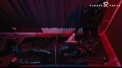'E-Play for the Rubberslave in Bodybag and Heavy Rubber Mask' screenshot nº 102