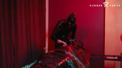 'E-Play for the Rubberslave in Bodybag and Heavy Rubber Mask' screenshot nº 103