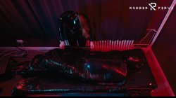 'E-Play for the Rubberslave in Bodybag and Heavy Rubber Mask' screenshot nº 11