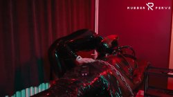 'E-Play for the Rubberslave in Bodybag and Heavy Rubber Mask' screenshot nº 125