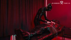 'E-Play for the Rubberslave in Bodybag and Heavy Rubber Mask' screenshot nº 138