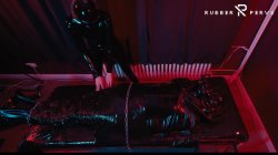 'E-Play for the Rubberslave in Bodybag and Heavy Rubber Mask' screenshot nº 139