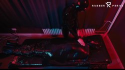 'E-Play for the Rubberslave in Bodybag and Heavy Rubber Mask' screenshot nº 16