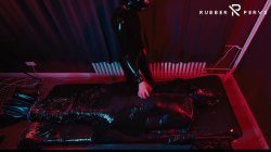 'E-Play for the Rubberslave in Bodybag and Heavy Rubber Mask' screenshot nº 24