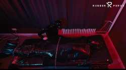 'E-Play for the Rubberslave in Bodybag and Heavy Rubber Mask' screenshot nº 26