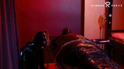 'E-Play for the Rubberslave in Bodybag and Heavy Rubber Mask' screenshot nº 32