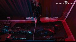 'E-Play for the Rubberslave in Bodybag and Heavy Rubber Mask' screenshot nº 33