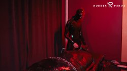 'E-Play for the Rubberslave in Bodybag and Heavy Rubber Mask' screenshot nº 39
