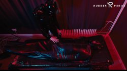 'E-Play for the Rubberslave in Bodybag and Heavy Rubber Mask' screenshot nº 4