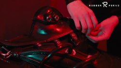 'E-Play for the Rubberslave in Bodybag and Heavy Rubber Mask' screenshot nº 46