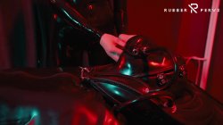'E-Play for the Rubberslave in Bodybag and Heavy Rubber Mask' screenshot nº 56