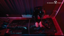 'E-Play for the Rubberslave in Bodybag and Heavy Rubber Mask' screenshot nº 61