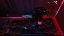 'E-Play for the Rubberslave in Bodybag and Heavy Rubber Mask' screenshot nº 64