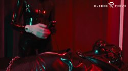 'E-Play for the Rubberslave in Bodybag and Heavy Rubber Mask' screenshot nº 80
