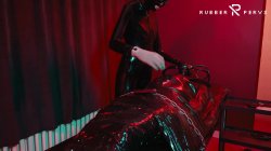 'E-Play for the Rubberslave in Bodybag and Heavy Rubber Mask' screenshot nº 86