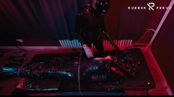 'E-Play for the Rubberslave in Bodybag and Heavy Rubber Mask' screenshot nº 88
