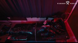 'E-Play for the Rubberslave in Bodybag and Heavy Rubber Mask' screenshot nº 94