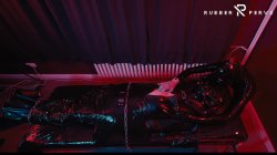 'E-Play for the Rubberslave in Bodybag and Heavy Rubber Mask' screenshot nº 99