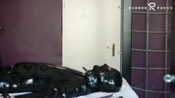 'Facesitting on the Restricted Rubber-Slave' screenshot nº 27