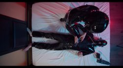 'Full Rubber Couple Cuddle' screenshot nº 33