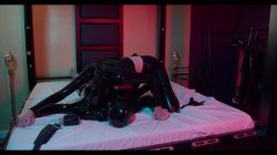 'Full Rubber Couple Cuddle' screenshot nº 36