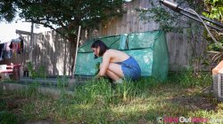 'Lexi & Ruby Tuesday - Yard Work' screenshot nº 2