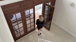 'Bunny Enjoys Her Big House and a Guy's Big Cock' screenshot nº 2