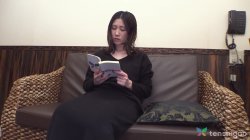 'Azusa Ono Is a Housewife Who Goes Behind Her Husbands Back to Be a Pornstar' screenshot nº 16