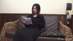 'Azusa Ono Is a Housewife Who Goes Behind Her Husbands Back to Be a Pornstar' screenshot nº 17